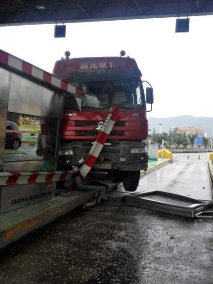 空罐車撞向高速收費亭